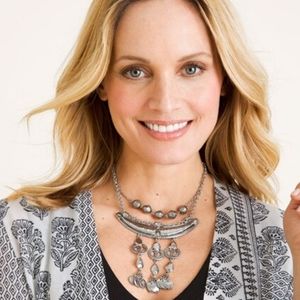 CHICO'S SHORT SLEEK SILVER TONE BIB NECKLACE